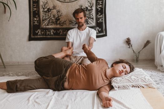 Couples Massage: Enhance Your Bond & Well-being Together